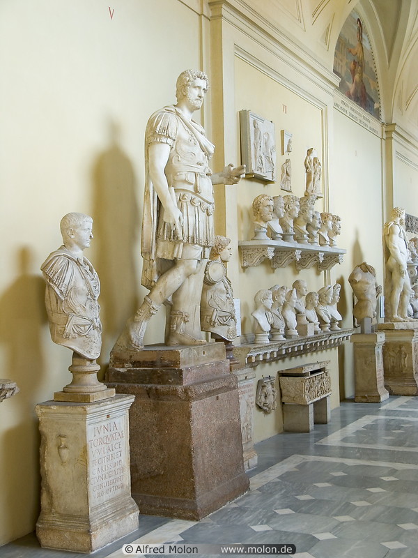 04 Marble statues