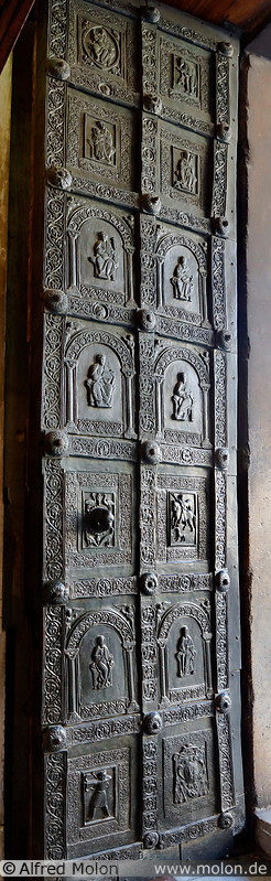 05 Bronze door