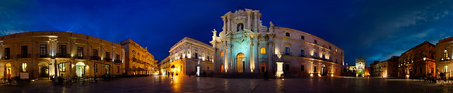 10 Duomo square at night