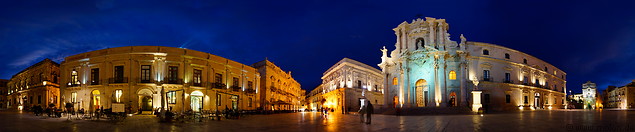 11 Duomo square at night