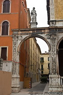 21 Archway with Girolamo Fracastoro statue