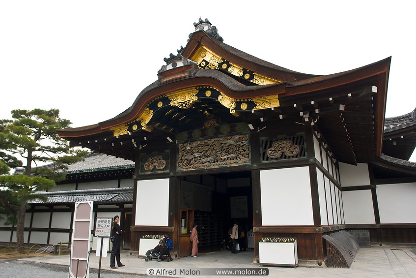 04 Kurumayose gate to palace