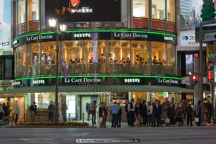 12 Doutor cafe on Chuo avenue at night