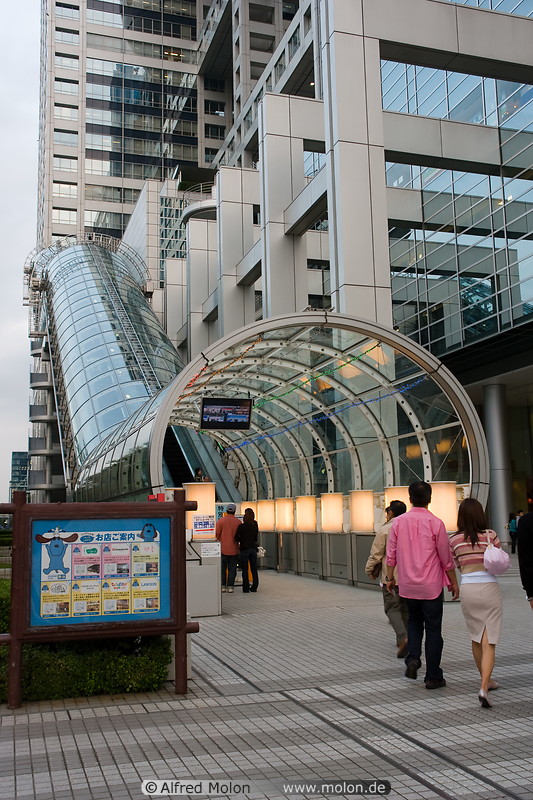 09 Escalator to Fuji TV building