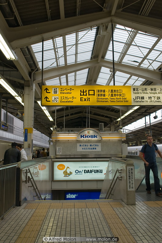 09 Platform and escalator