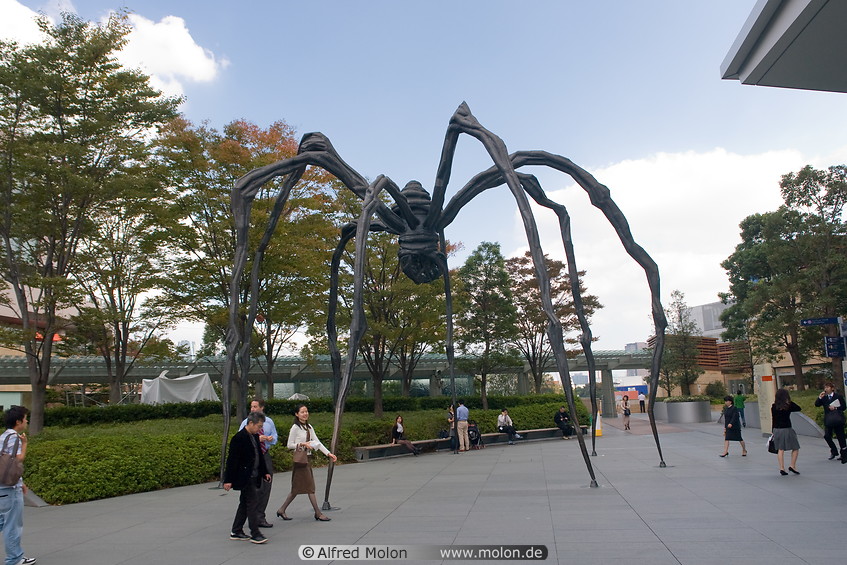 01 Louise Bourgeois spider sculpture