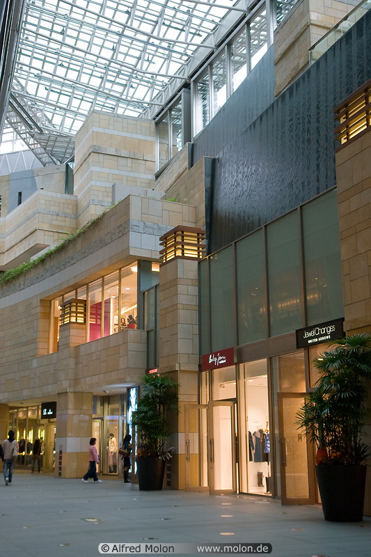 10 Shopping mall at Mori Centre in Roppongi Hills