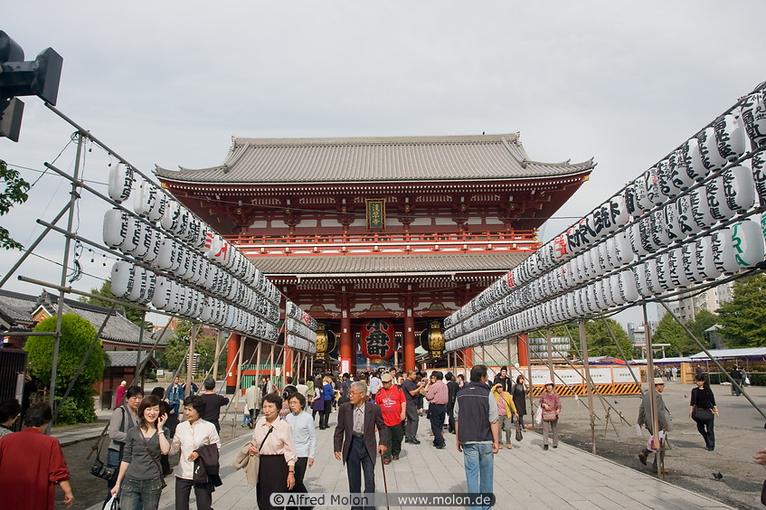 03 Hozomon main gate and lanterns