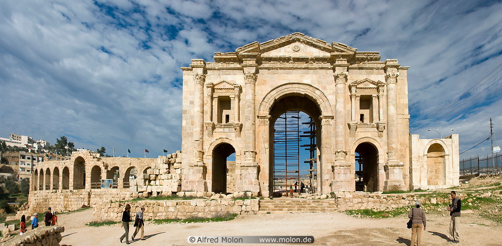 02 Hadrians arch