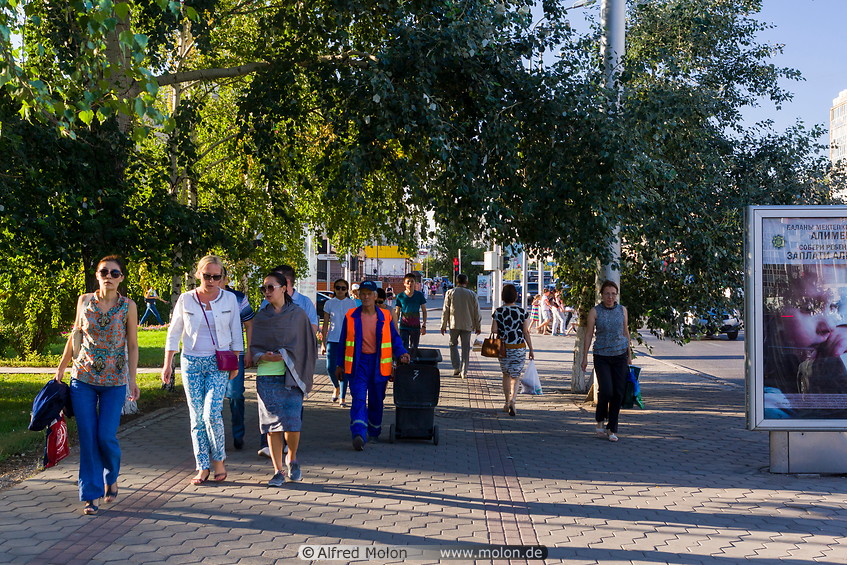 07 People walking along Respublika avenue