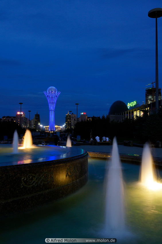 16 Fountain at night