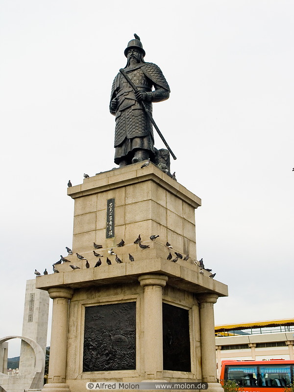 14 Statue of Admiral Yi