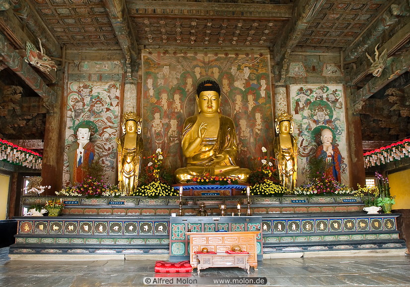 02 Altar with golden Buddha statues