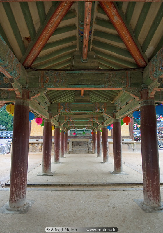 10 Pathway to the Taeungjon hall