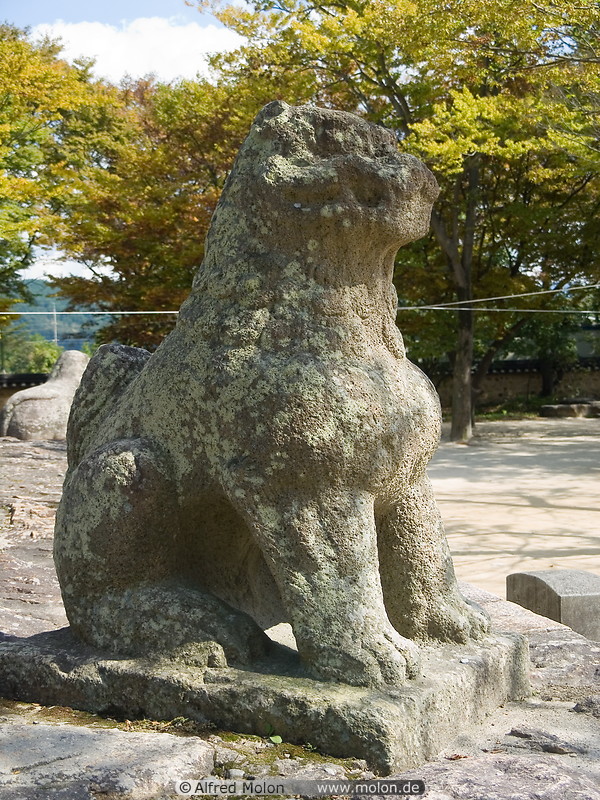 05 Stone lion guarding the pagoda corners
