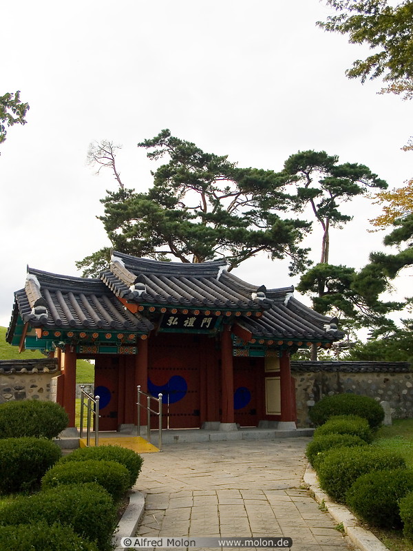 01 Gate to royal tomb of King Sinmun