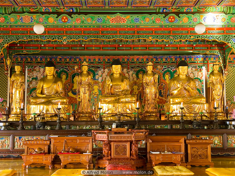 06 Altar with Buddha statues