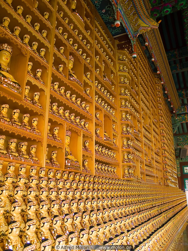 18 Temple wall with Buddha statues