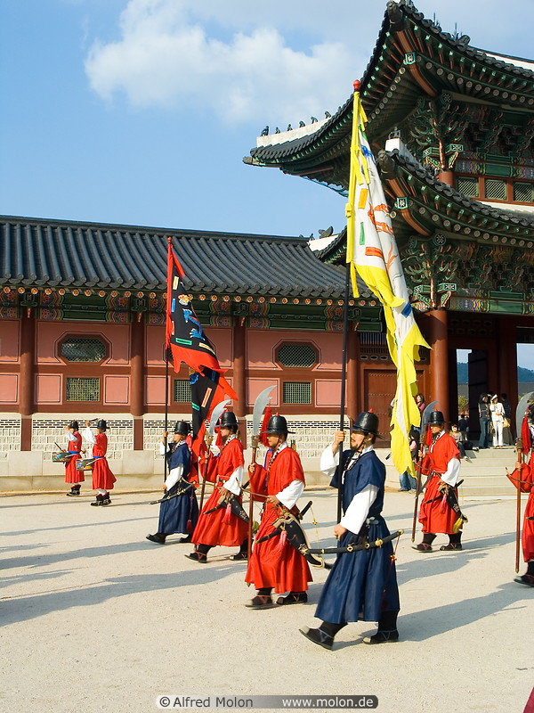 06 Palace guards and colourful flags