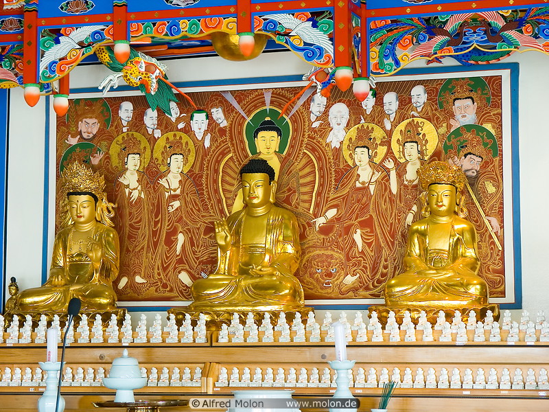 08 Altar with Buddha statues