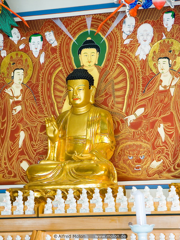 09 Altar with Buddha statues