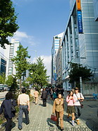 09 People walking in Seoul