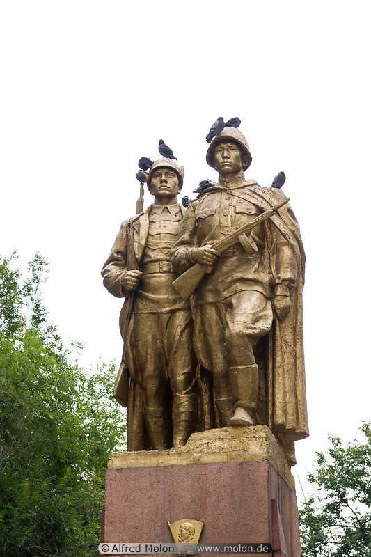 02 Soldier monument