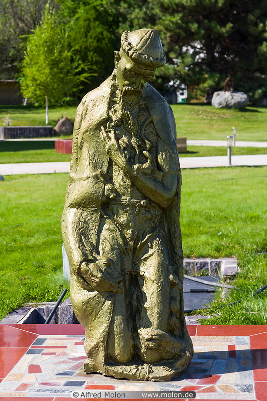 10 Asankaygy statue