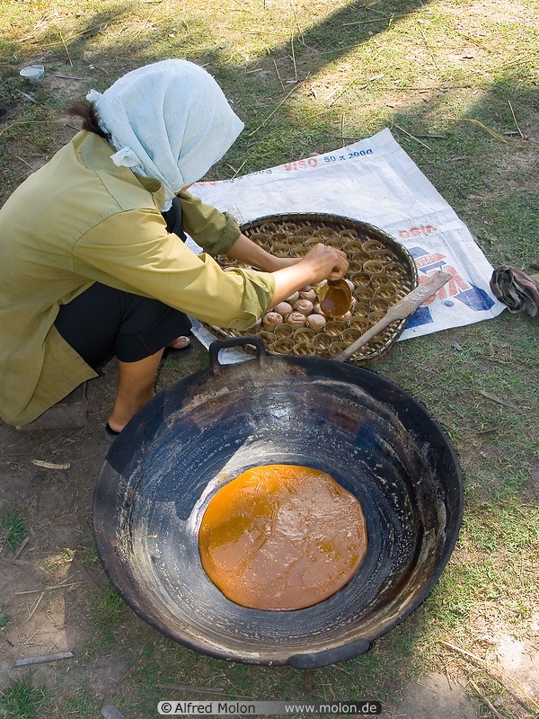 19 Woman cooking palm sugar