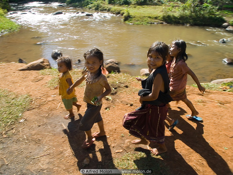 07 Lao children walking along the creek
