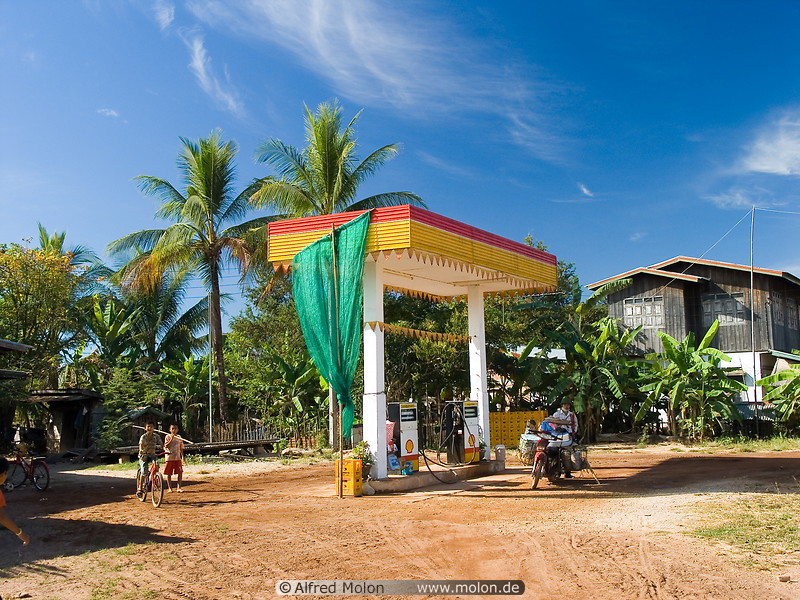 09 Shell petrol station