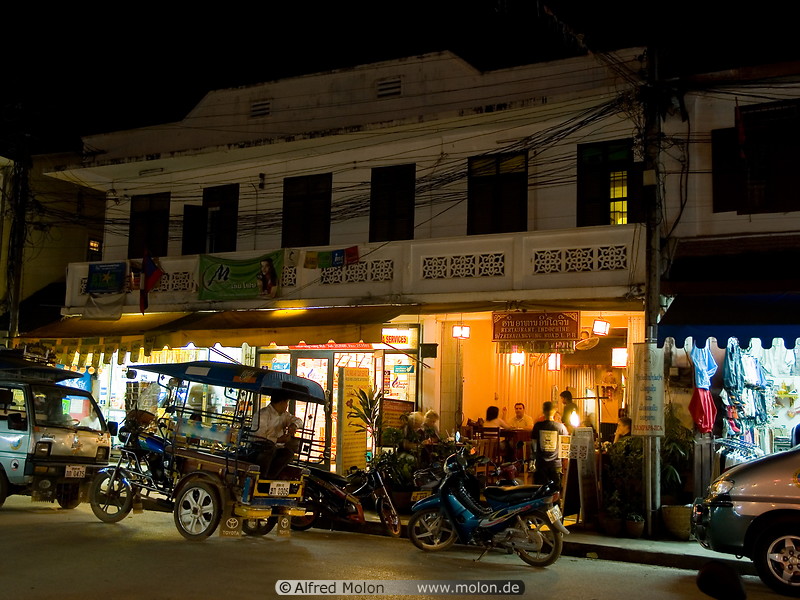 24 Restaurants on Sisavangvong road at night