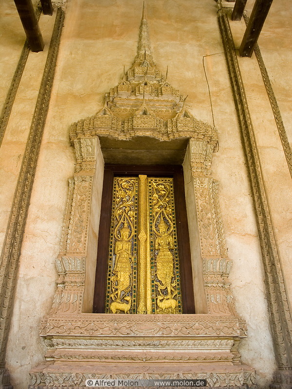 09 Decorated window with carvings