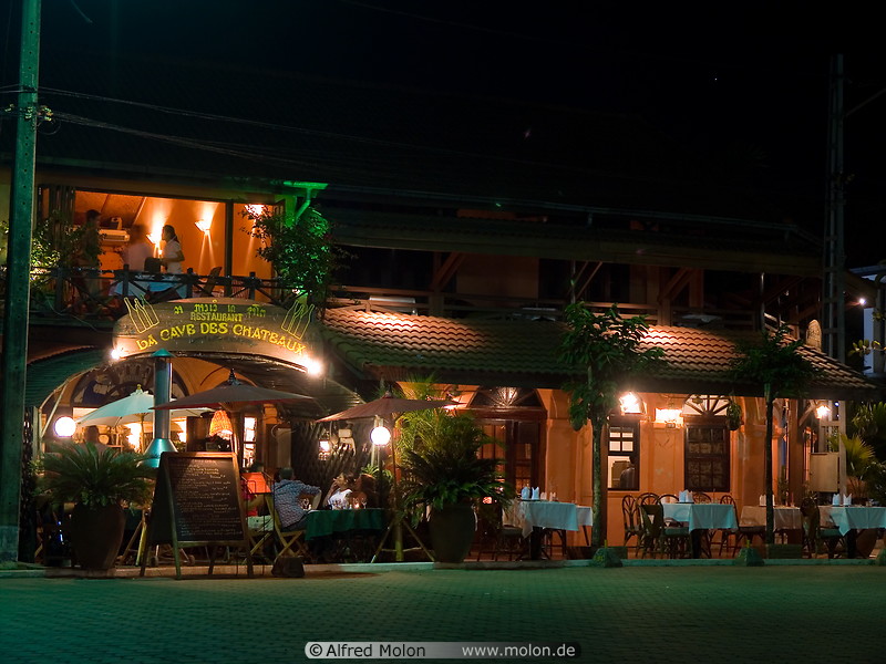 15 Restaurant at night