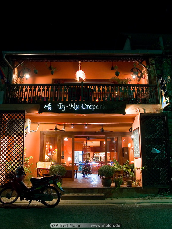 16 Ty-Na Creperie at night