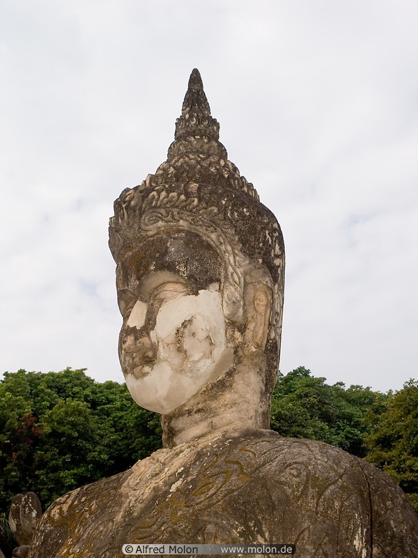 07 Buddha head in Xiengkuane Buddha park