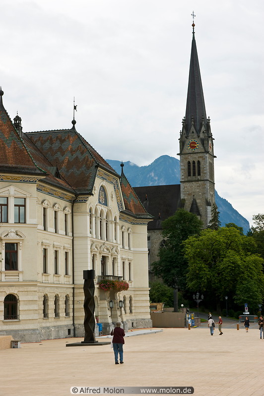 22 Government building and St Florin cathedral