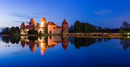 23 Night view of Trakai castle