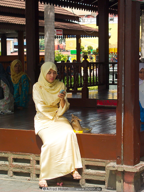 06 Lady with Islamic dress
