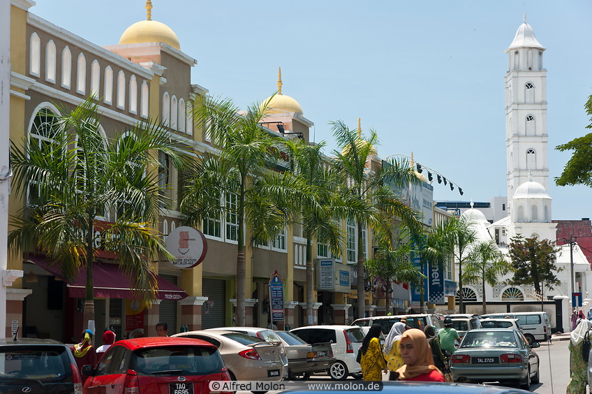 10 Busy street and Zainal Abidin mosque