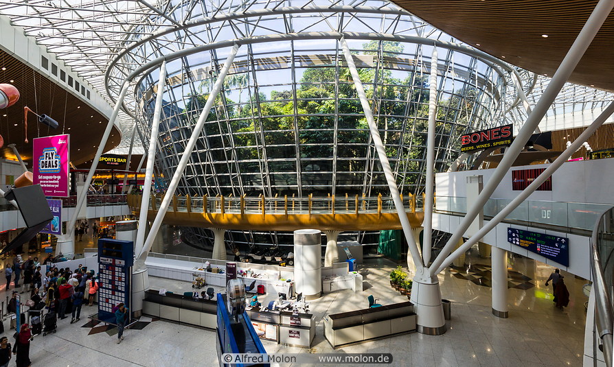 17 Airport hall