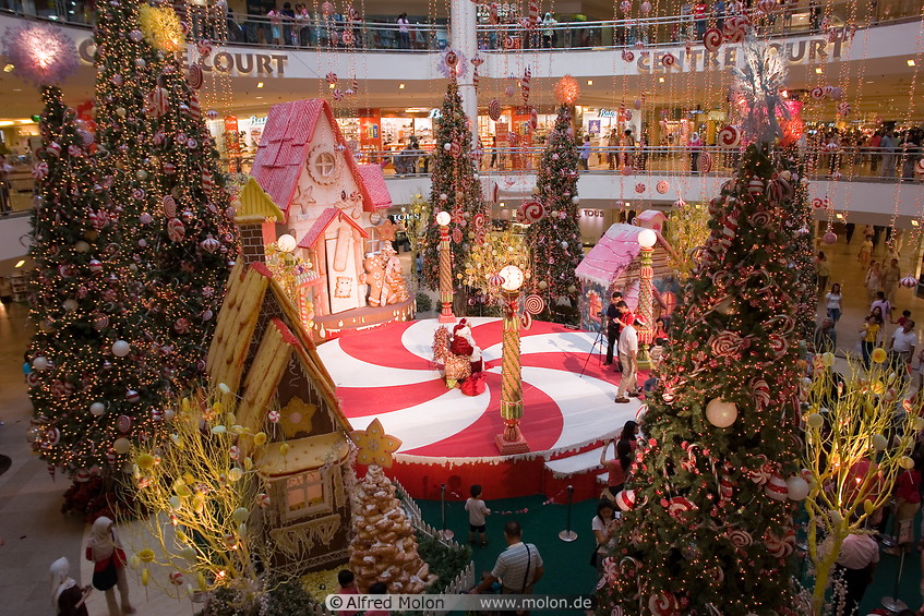 05 Centre court with Christmas stand