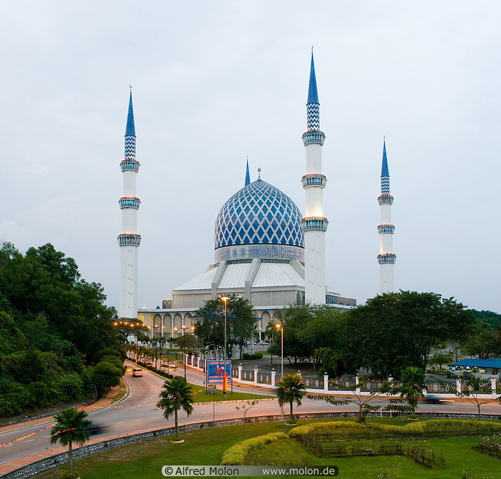 08 Shah Alam mosque at dusk