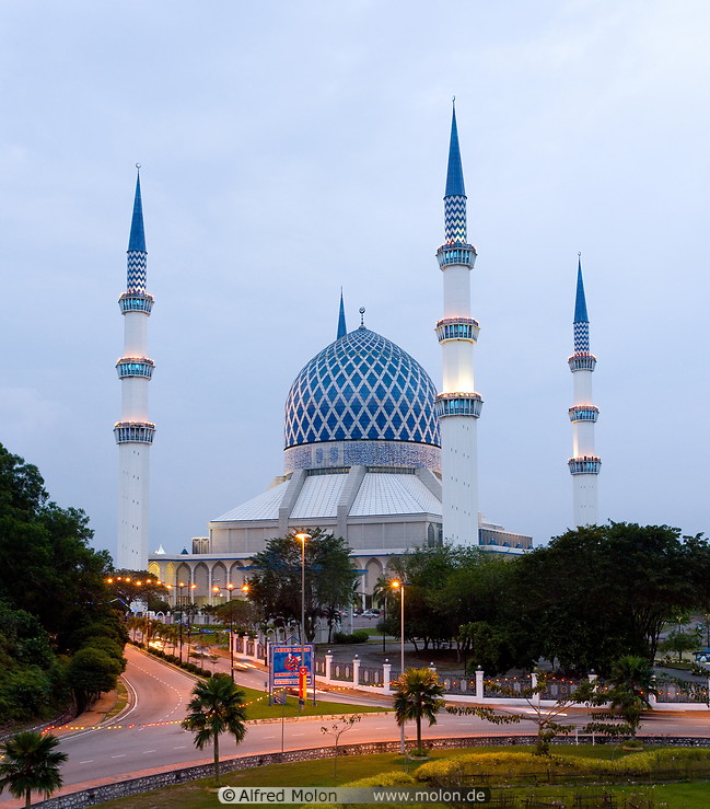 09 Shah Alam mosque at dusk