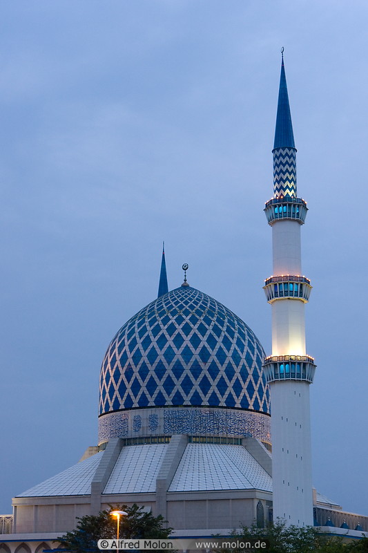 11 Shah Alam mosque at dusk