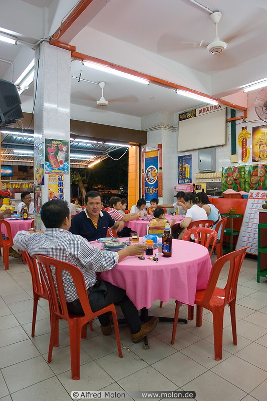 14 Restaurant in Shah Alam at night