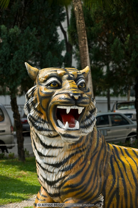 07 Tiger statue