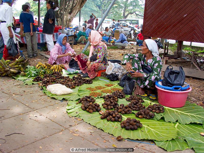 26 Women selling betel nuts