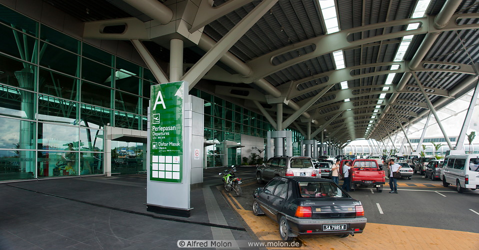 08 Airport terminal 1 parking area
