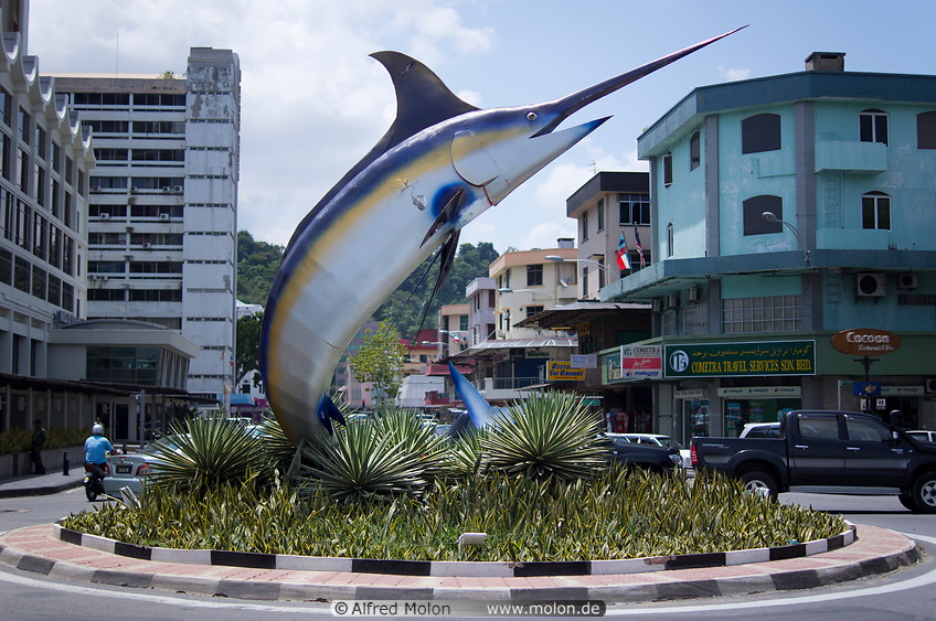 19 Roundabout with marlin statue